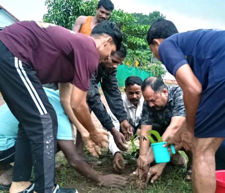 शहीद जवानों की याद में पौधा रोपण, आंखों में नमी और गर्व से भरा रहा रानीबोदली कैंप