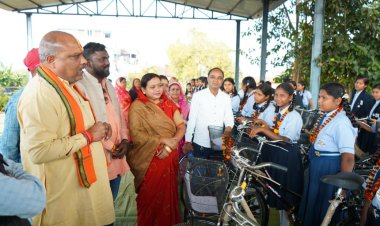 44 छात्राओं को मिली मुफ्त साइकिलें, विधायक ललित चंद्राकर ने किया वितरण