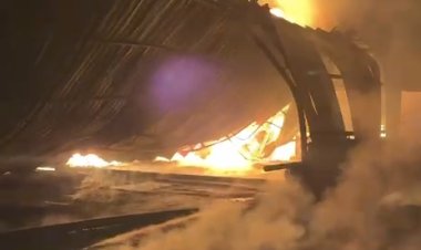 मुरमुंदा में गद्दा फैक्ट्री में भीषण आग, केमिकल ड्रम फटा, छह दमकल टीमों ने तीन घंटे में काबू पाया