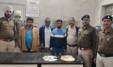 ऑनलाइन सट्टा खिलाने के आरोप में बीएसपी कर्मचारी सहित तीन गिरफ्तार, 67 हजार कैश सहित लाखों का सामान जब्त