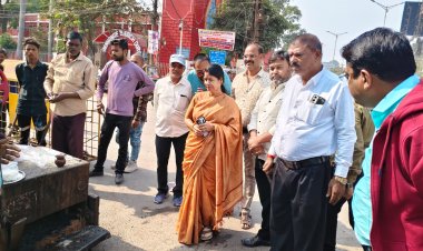 महापौर अलका बाघमार ने चार्ज रोड डामरीकरण कार्य का किया निरीक्षण, पूजा अर्चना कर करवाया कार्य का शुभारंभ