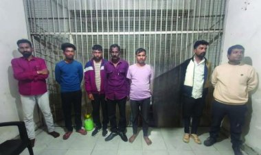 स्ट्रीट लाइट की रोशनी में सजी थी हुए की महफिल, 17 हजार कैश सहित 1.73 लाख का सामान जब्त, 7 गिरफ्तार