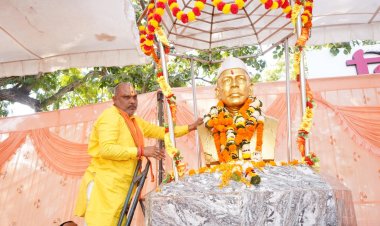 सांसद विजय बघेल व विधायक ललित चंद्राकर ने दाऊ ढालसिंह दिल्लीवार के आदर्शों को किया नमन