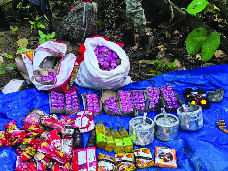 जंगलों से मिला नक्सलियों का विस्फोटक जखीरा