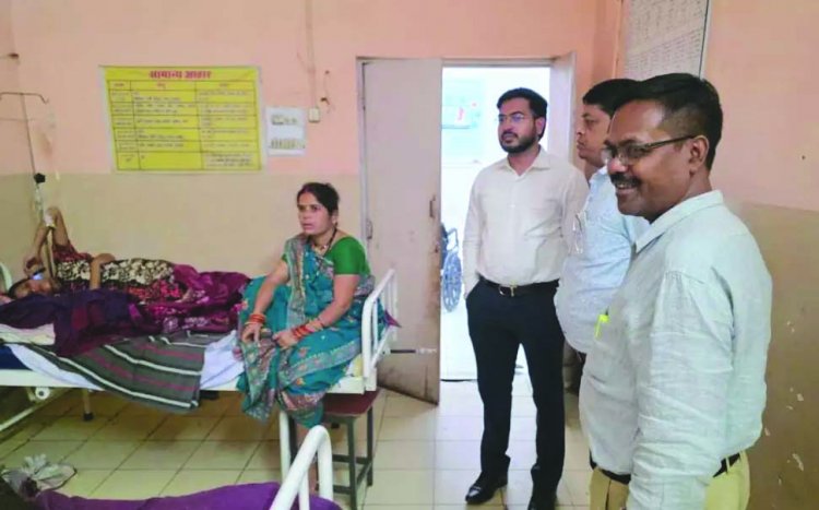 खरसिया सीएचसी में लापरवाही उजागर: रात 8 बजे सीईओ ने किया आकस्मिक निरीक्षण, डॉक्टर-नर्स दोनों गायब