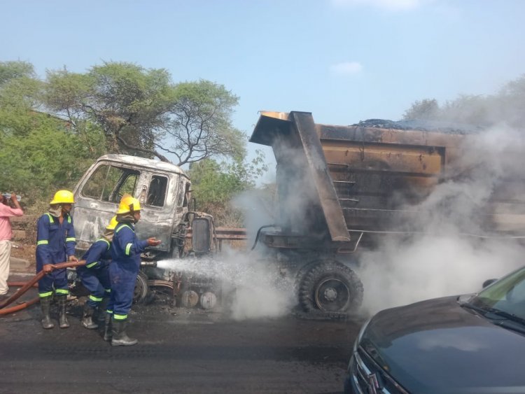 कोयले से भरी चलती ट्रक में लगी भीषण आग