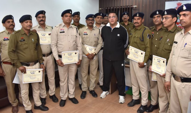 एक महीने में 22 चाकूबाज गिरफ्तार, मोडिफाइड साइलेंसर बुलेट पर भी सख्ती, 28 पुलिस कर्मी सम्मानित