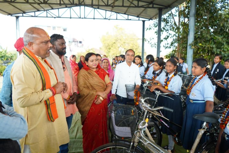 44 छात्राओं को मिली मुफ्त साइकिलें, विधायक ललित चंद्राकर ने किया वितरण