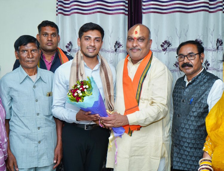 सीजी पीएससी टॉपर देवेश साहू का दुर्ग ग्रामीण विधायक ललित चंद्राकर ने किया सम्मान