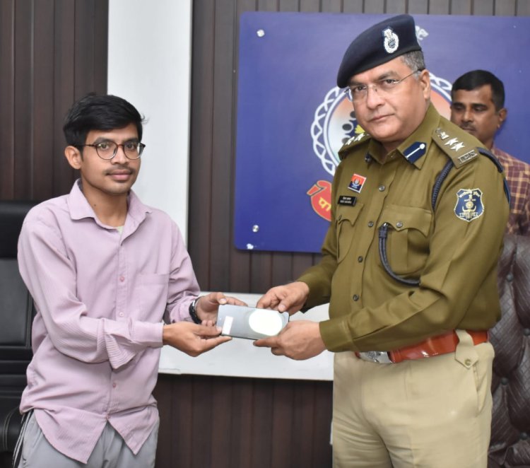 दुर्ग पुलिस ने खोजा 36 लाख रुपए के 175 नग गुम मोबाइल, मोबाइल पकड़ लोग हुए खुश