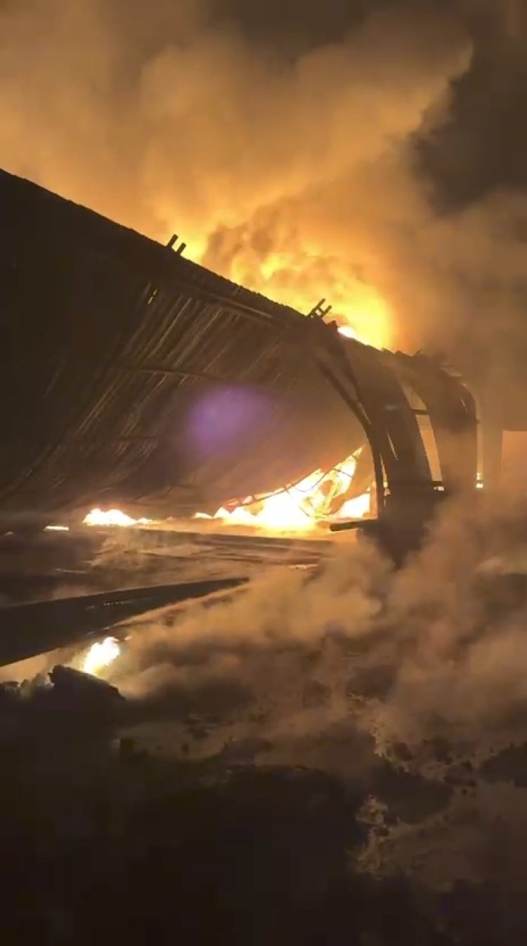 मुरमुंदा में गद्दा फैक्ट्री में भीषण आग, केमिकल ड्रम फटा, छह दमकल टीमों ने तीन घंटे में काबू पाया