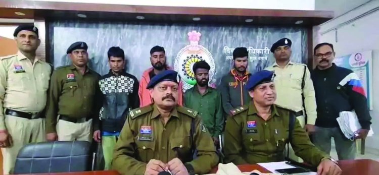 फर्जी आबकारी अधिकारी बनकर वसूली, चार युवक गिरफ्तार; एक फरार