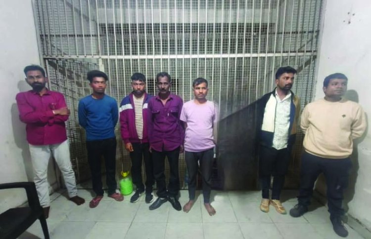 स्ट्रीट लाइट की रोशनी में सजी थी हुए की महफिल, 17 हजार कैश सहित 1.73 लाख का सामान जब्त, 7 गिरफ्तार