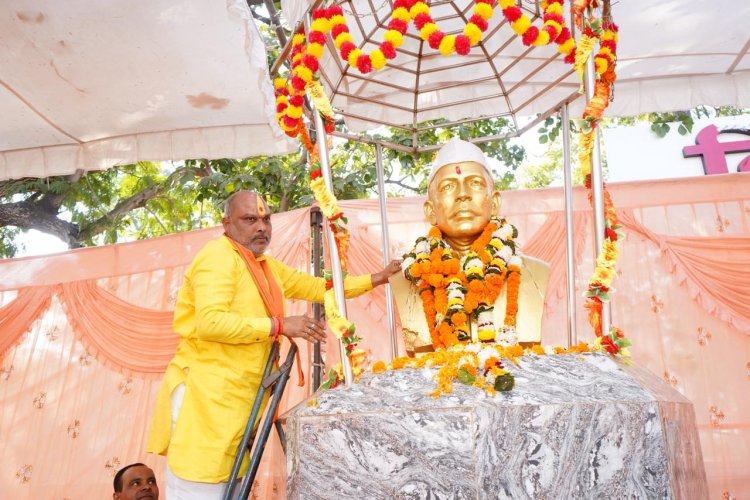 सांसद विजय बघेल व विधायक ललित चंद्राकर ने दाऊ ढालसिंह दिल्लीवार के आदर्शों को किया नमन