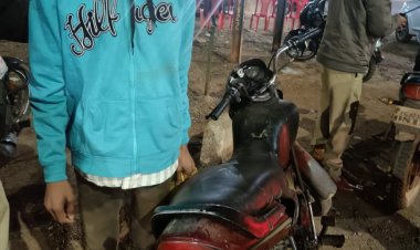 डीपीएस चौक में चोरी की बाइक पकड़ी गई, फर्जी नंबर प्लेट लगाकर चला रहा था संदेही