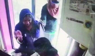 PNB ATM में महिला कर्मचारियों से लूट, आंखों में स्प्रे डालकर 50 हजार लेकर फरार बदमाश