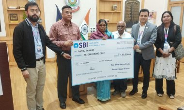 दुर्घटना में मृत आरक्षक विक्रम सिंह के परिवार को मिला पुलिस सैलरी पैकेज का लाभ, मां को सौंपा गया 1 करोड़ का चेक