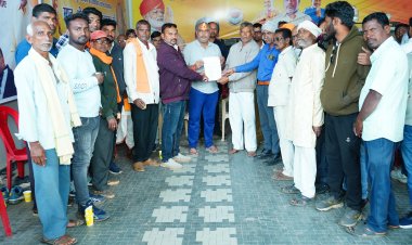 टावर लाइन निर्माण से प्रभावित किसानों ने दुर्ग ग्रामीण विधायक से की शिकायत, उचित मुआवजा की मांग