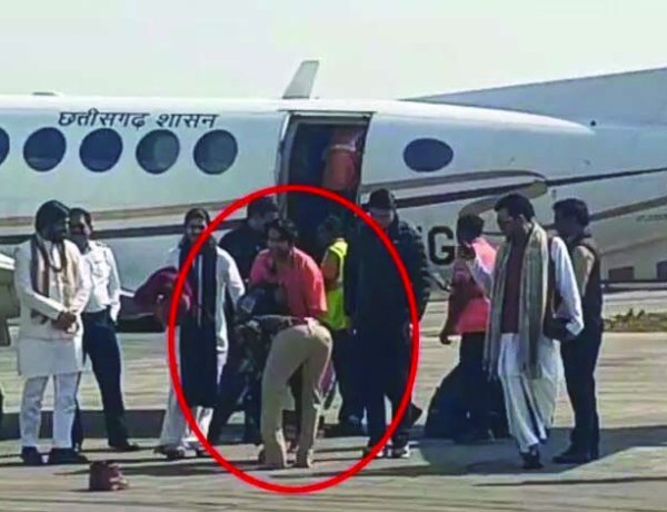 टीआई ने वर्दी में धीरेंद्र शास्त्री के किए चरण स्पर्श, वीडियो वायरल होने पर लाइन अटैच