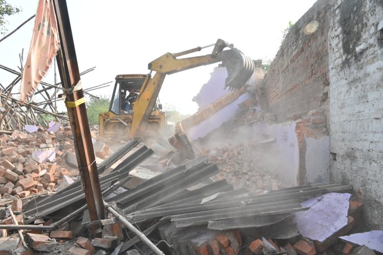 अवैध अतिक्रमण पर निगम की बेदखली कार्रवाई