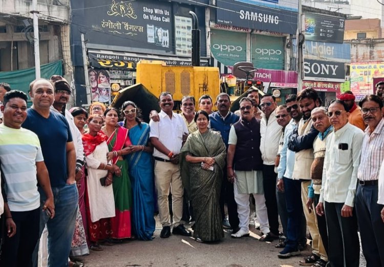 पटेल चौक से ज्योति ऑप्टिकल तक 20.35 लाख की लागत से डामरीकरण शुरू