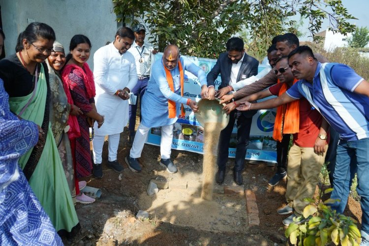 विधायक ललित चन्द्राकर ने ग्रामीणों को घरों में सोख्ता निर्माण के लिए किया प्रोत्साहित