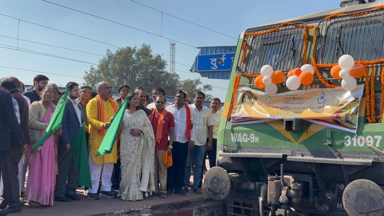 रामभक्तों से भरी ट्रेन अयोध्या के लिए रवाना, विधायक ललित चन्द्राकर ने दिखाई हरी झंडी