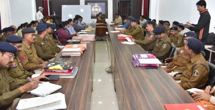 दुर्ग पुलिस की वर्षांत समीक्षा बैठक, एसएसपी अग्रवाल ने जनता से बेहतर व्यवहार और डिजिटल कार्यप्रणाली पर दिया जोर