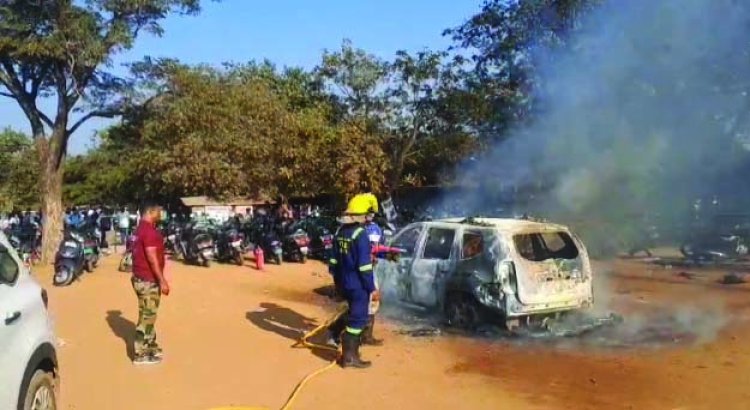 मैत्री गार्डन पार्किंग में खड़ी कार में लगी आग