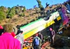 खाई में गिरी ओवरलोड बस, 14 की मौत, 52 घायल