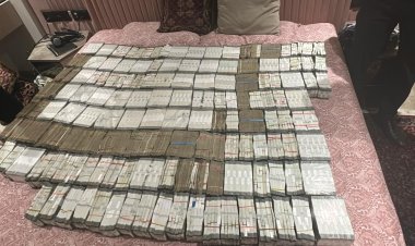 ईडी की बड़ी कार्रवाई: 5.12 करोड़ नकद, 8.80 करोड़ के आभूषण और 35 करोड़ की संपत्ति संबंधी दस्तावेज जब्त