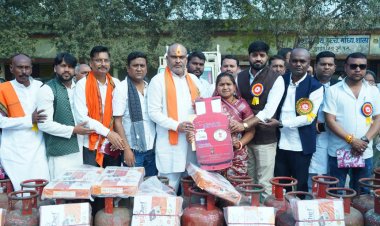 डुण्डेरा में 100 महिलाओं को मिला गैस सिलेंडर और चूल्हा, विधायक ललित चंद्राकर ने किया वितरण