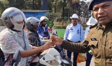 हेलमेट और सीट बेल्ट लगाने वालों का गुलाब भेंटकर सम्मान, नियम तोड़ने वालों को दी समझाइश