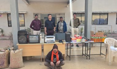 तीन स्कूलों में चोरी करने वाला शातिर चोर गिरफ्तार, ₹96 हजार का सामान बरामद