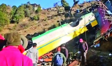 खाई में गिरी ओवरलोड बस, 14 की मौत, 52 घायल