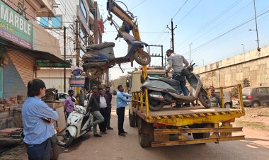 निगम और यातायात विभाग की कार्रवाई, सर्विस रोड पर खड़ी गाड़ियां जब्त