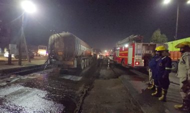 खुर्सीपार गेट के पास दो ट्रकों की टक्कर, ऑयल लीक, दमकल की तीन गाड़ियां मौके पर तैनात