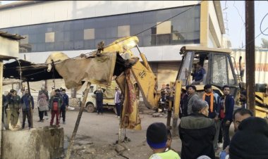 सुबह-सुबह भिलाई संडे मार्केट में निगम-पुलिस की बड़ी कार्रवाई, अवैध कब्जे जेसीबी से हटाए गए