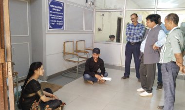 भू-माफियाओं के कब्जे से परेशान पार्षद आयुक्त कार्यालय के बाहर धरने पर बैठीं