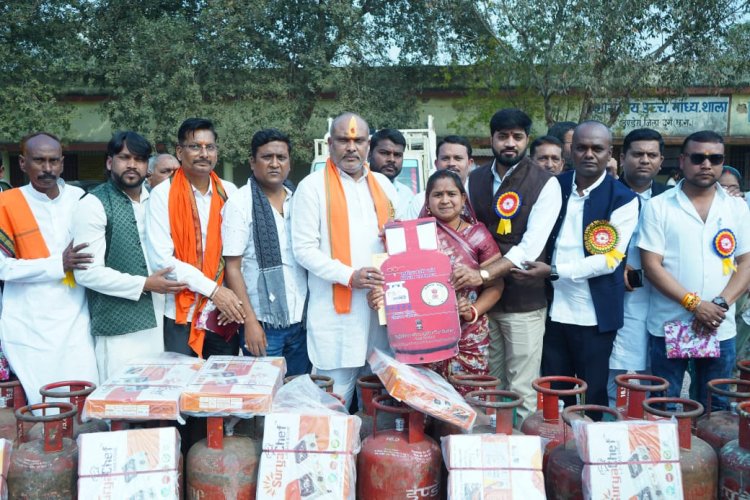 डुण्डेरा में 100 महिलाओं को मिला गैस सिलेंडर और चूल्हा, विधायक ललित चंद्राकर ने किया वितरण