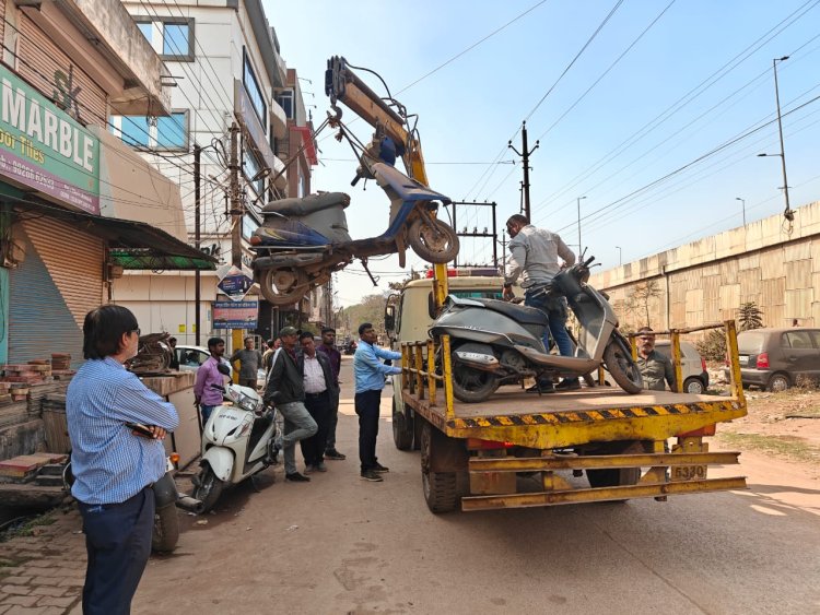 निगम और यातायात विभाग की कार्रवाई, सर्विस रोड पर खड़ी गाड़ियां जब्त