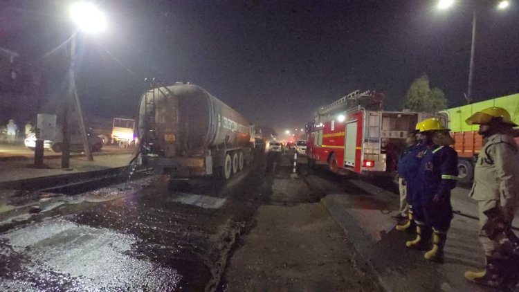 खुर्सीपार गेट के पास दो ट्रकों की टक्कर, ऑयल लीक, दमकल की तीन गाड़ियां मौके पर तैनात