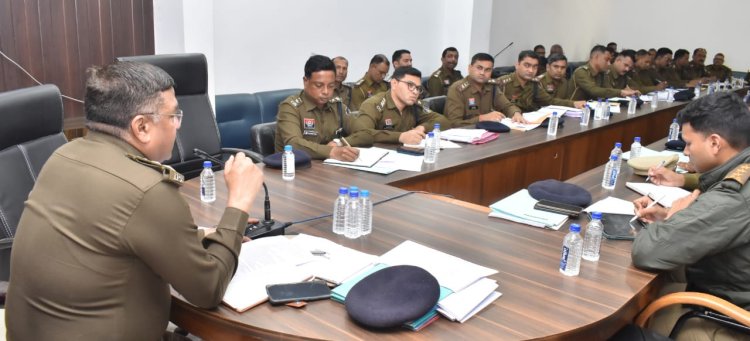दुर्ग SSP ने ली समीक्षा बैठक: महिला कमांडो गठन, चाकूबाज और नशेड़ियों पर कार्रवाई के निर्देश