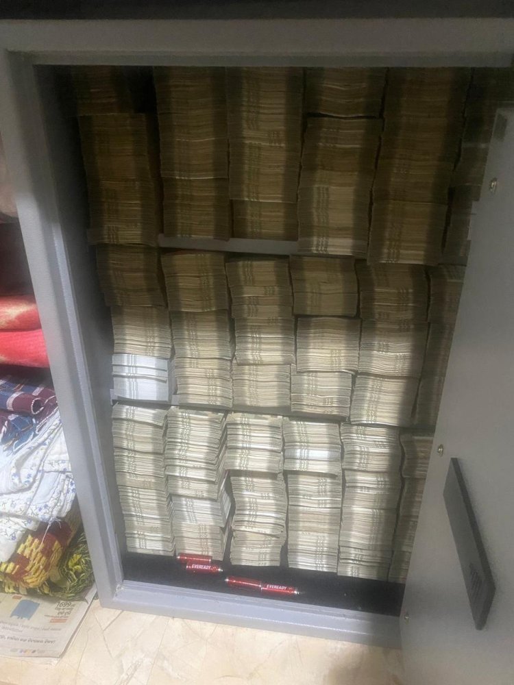 नेता के घर ED की रेड, अलमारी से मिले नोटों के बंडल