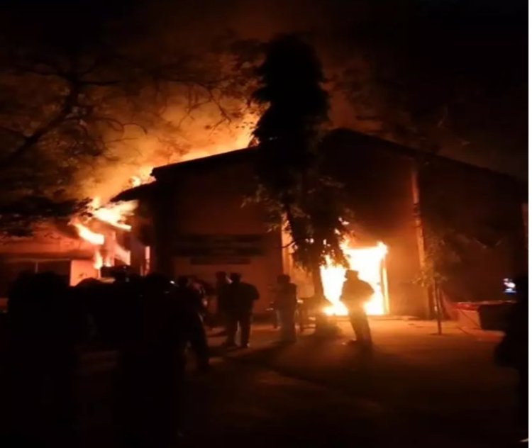 जिला शिक्षा अधिकारी कार्यालय में देर रात भीषण आग, स्टोर रूम की अहम फाइलें जलकर खाक