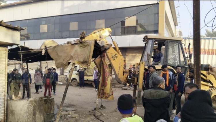 सुबह-सुबह भिलाई संडे मार्केट में निगम-पुलिस की बड़ी कार्रवाई, अवैध कब्जे जेसीबी से हटाए गए