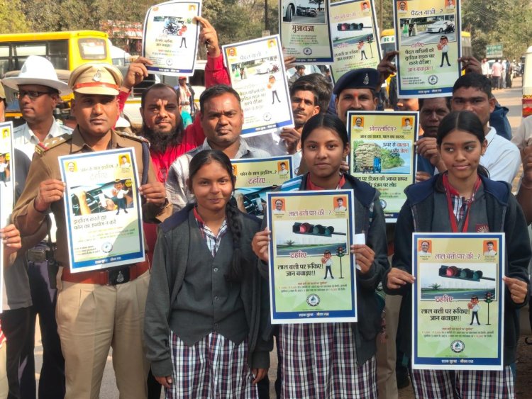 राष्ट्रीय सड़क सुरक्षा माह: बैनर-पोस्टर के ज़रिए लोगों को चेतावनी