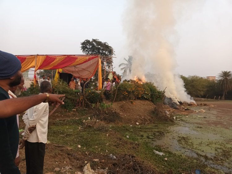 गांव में कथा स्थल के पास रखे पैरावट में लगी आग, दमकल टीम की तत्परता से टला बड़ा हादसा