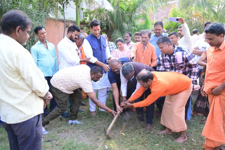 वार्ड 46 में विकास कार्यों की सौगात, डामरीकरण, बोर खनन व पाइपलाइन विस्तार कार्यों का विधायक देवेंद्र यादव ने किया भूमिपूजन