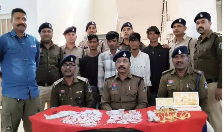 मां ज्वेलर्स समेत 4 चोरी केस सुलझे, 4.24 लाख के जेवर और 26 हजार नकद बरामद, 4 आरोपी पकड़े गए